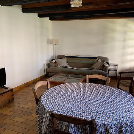 Spacious apartment in a charming, tranquil village Saint-Vincent-Rive-dʼOlt Extérieur photo