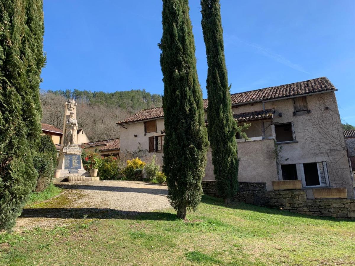 Spacious apartment in a charming, tranquil village Saint-Vincent-Rive-dʼOlt Extérieur photo