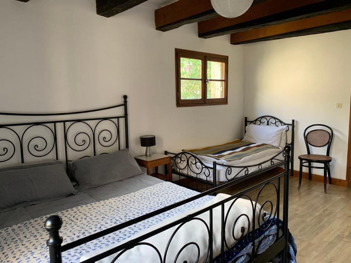 Spacious apartment in a charming, tranquil village Saint-Vincent-Rive-dʼOlt Extérieur photo