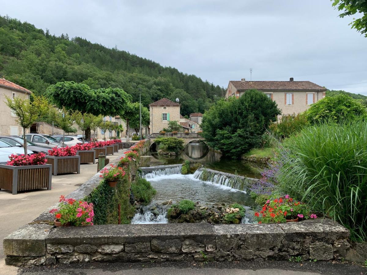 Spacious apartment in a charming, tranquil village Saint-Vincent-Rive-dʼOlt Extérieur photo