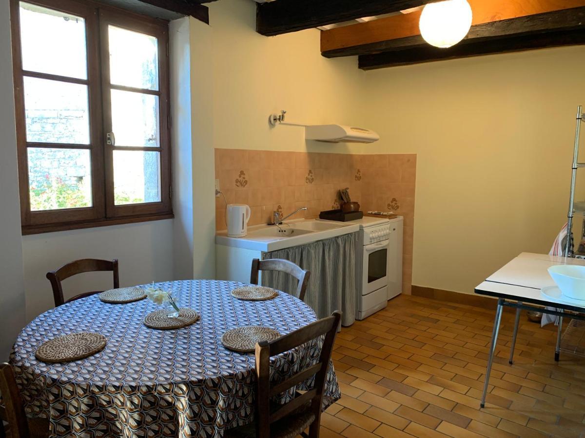 Spacious apartment in a charming, tranquil village Saint-Vincent-Rive-dʼOlt Extérieur photo