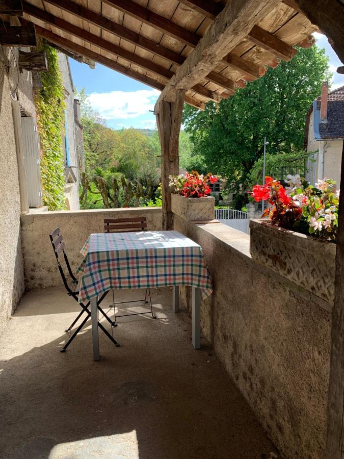Spacious apartment in a charming, tranquil village Saint-Vincent-Rive-dʼOlt Extérieur photo