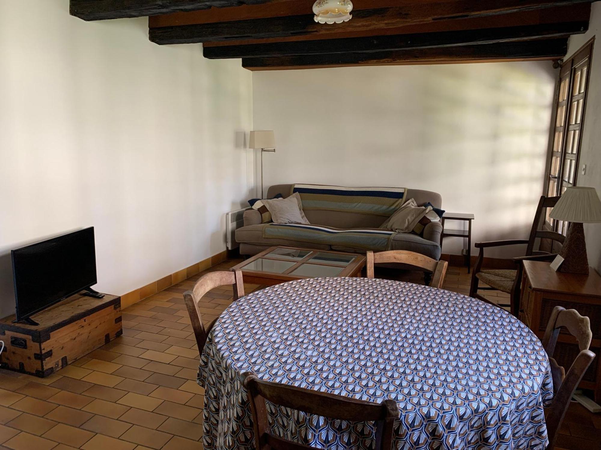 Spacious apartment in a charming, tranquil village Saint-Vincent-Rive-dʼOlt Extérieur photo